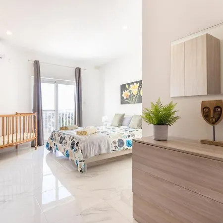 H3 - Modern And Spacious 3 Bedroom Apartment *